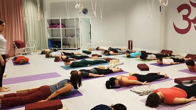 Поза сфинкса. Глубокая работа, йога по м. Айенгара смотреть онлайн