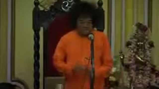 Саи Баба материализует маленькое кольцо Ситы Выступление Саи Бабы в 2006 смотреть онлайн