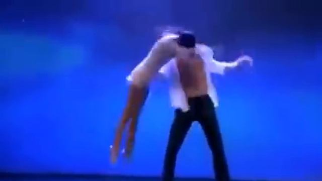 Обалденный танец пары Просто супер Нереальные трюки и поддержки смотреть онлайн