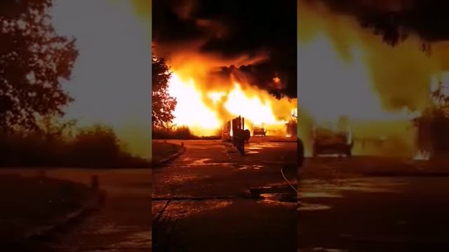 ?Пожар вспыхнул на складе с пластиком - рядом с оружейным заводом в том же уезде в Румынии❗️? смотреть онлайн