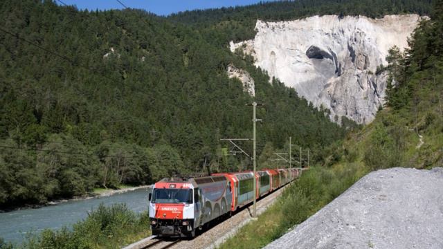 Swiss claim record for world's longest passenger train смотреть онлайн