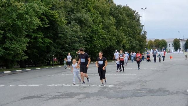 УЛЬЯНОВСКИЙ ПОЛУМАРАФОН МЕЧТЫ 2019. Забег семейных команд 1 км. смотреть онлайн