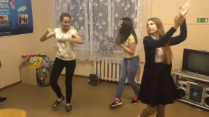 Я танцую в платье лол)