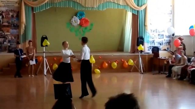 Очень красивый танец - подарок учителям на окончание начальной школы от Влада и Дианы смотреть онлайн