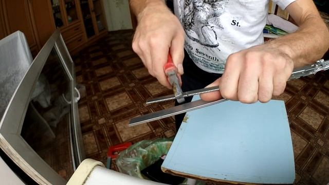 Ремонт окна. ВСЕГДА ОТКИДЫВАЕТСЯ. Замена НОЖНИЦ на фурнитуре Roto NT. Оконные трагедии-14. смотреть онлайн