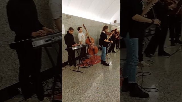 Прекрасная музыка в метро!;0) Квартет. Ох эти скрипки.
