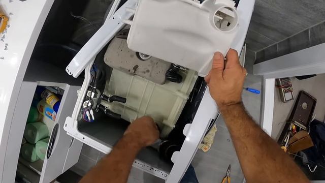 Стиралка Haier льет воду на пол. Суть проблемы. Конструктивная особенность и давление воды. смотреть онлайн