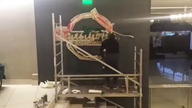 Процесс нанесения логотипа на стену в ресторане "Бальмонт". СПб. смотреть онлайн