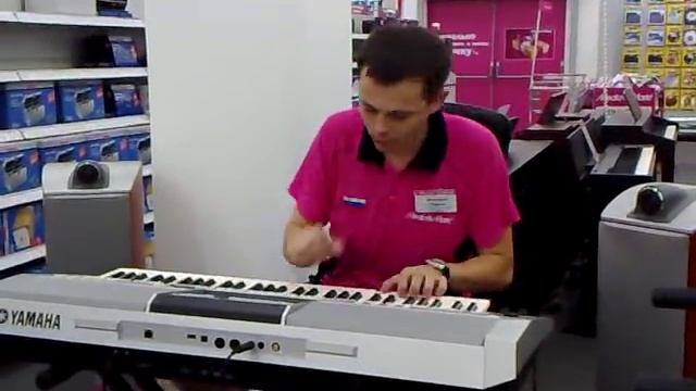 Медиа Маркт.Классно играет на синтезаторе. смотреть онлайн
