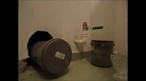 Разворачиваем унитаз на 90 градусов .