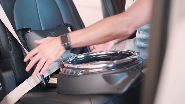 Install Your Orbit Baby Rotating Car Seat Base with a Seat Belt смотреть онлайн