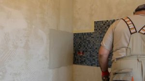 Как класть мозаику на стену