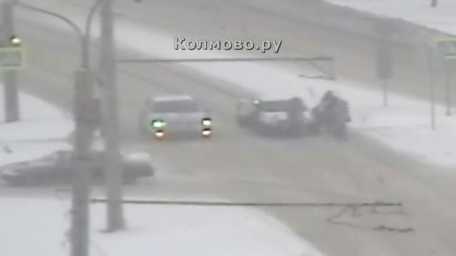 Сам наскочил на капот Момент ДТП на Мира 32 Попова в Великом Новгороде 15 смотреть онлайн