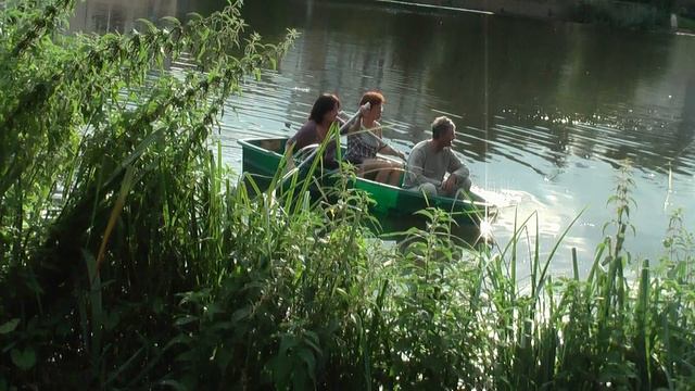 Прогулочная лодка запуталась между удочками смотреть онлайн