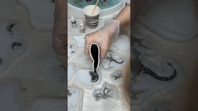 Новогодние игрушки из эпоксидной смолы?#эпоксиднаясмола #подарки #ручная_работа #новыйгод #декор смотреть онлайн