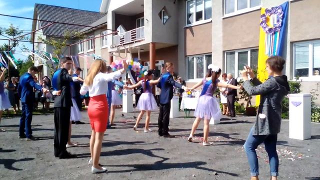 Прощальний вальс наших випускників смотреть онлайн