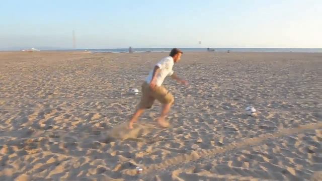 Unbelievable David beckham 3 balls into a trash can!! смотреть онлайн