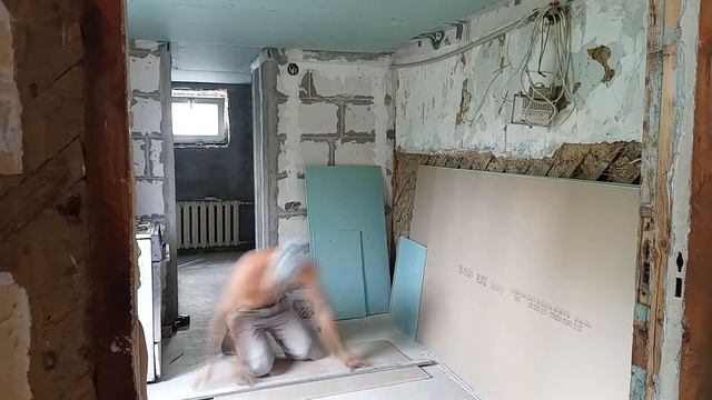 №4 Монтаж гипсокартона и пароизоляции на потолок своими руками. Ремонт в старом доме смотреть онлайн