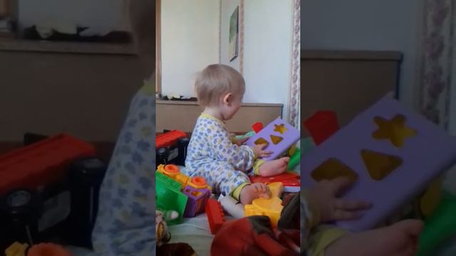 Серёжа и гитара. Реакция ребёнка на музыку. Домашний архив. смотреть онлайн