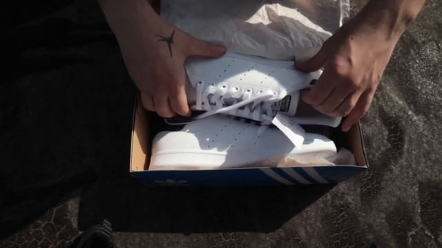 История Adidas STAN SMITH. Обзор и распаковка. смотреть онлайн