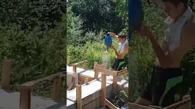 Поливание водой фундамента, для предотвращения трещин от высыхания. смотреть онлайн