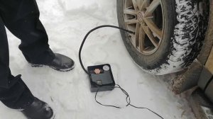 Как правильно подкачать колесо легкового автомобиля. Особенности  подкачки в зимний период.