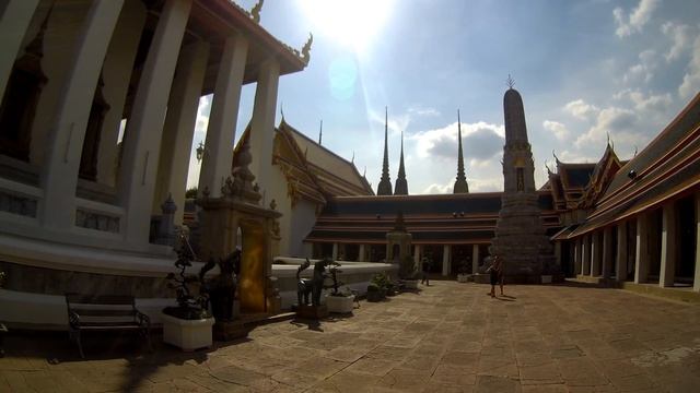 Wat Pho, или храм лежащего Будды в Бангкоке, Таиланд смотреть онлайн