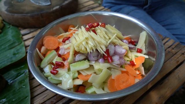 Изумительное приготовление куриной ножки, обжаренной с салатом из папайи, рецепт смотреть онлайн