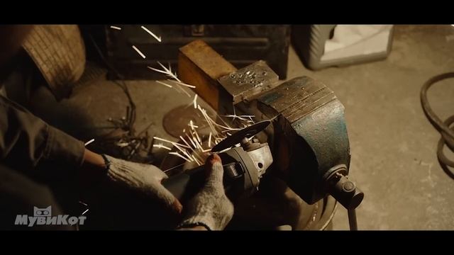 Эта семья стала богатой, после того как забили гвозди в землю рядом со своей автомастерской