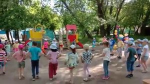 Танец - игра "Вперед четыре шага" Музыкальный руководитель: Богданова А.Б.