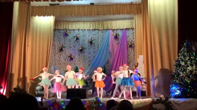 детский танец "Снеговики".Коллектив-Спутник народного танцевального коллектива "Росинка" смотреть онлайн