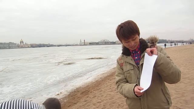 Русский Читает японскую сказку  и жонглирует булыжниками