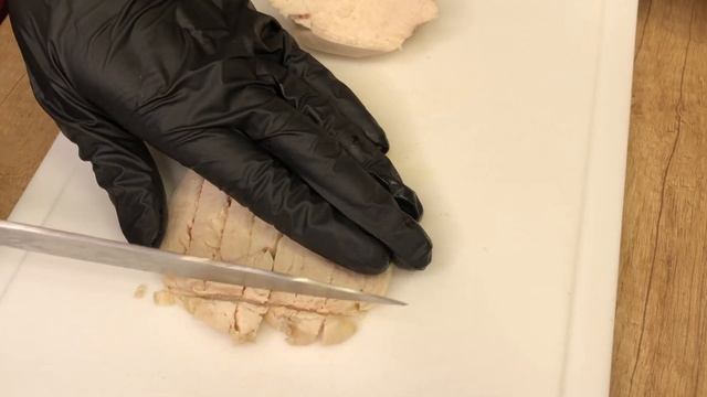 Салат с куриной грудкой и огурцом, консервированным горошком и сметаной смотреть онлайн