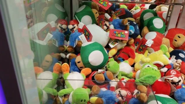 Winning Weird Stuff From The Claw Machines At Boomers | Rob Vs. The Claw смотреть онлайн