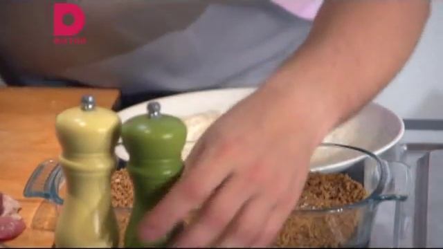 Своя Еда - отбивная из свинины и картофельные драники с грибным соусом смотреть онлайн