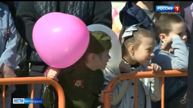 В День Победы офицеры МЧС России маршировали в торжественном параде по главным улицам Биробиджана смотреть онлайн