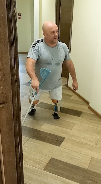 Без обеих ног учится ходить на протезах смотреть онлайн