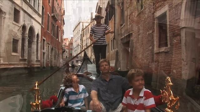 How To Steer A Gondola Boat In Venice - Explore Venice, Italy With Kids смотреть онлайн
