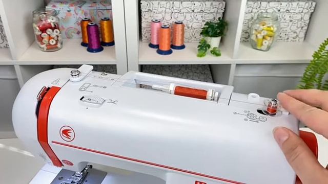 СHAYKA NEW WAVE 977.Намотка шпульки и заправка нижней нити смотреть онлайн
