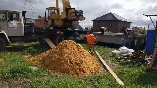 Перекрываем цокольный этаж плитами | Укладываем плиты перекрытия на цоколь смотреть онлайн