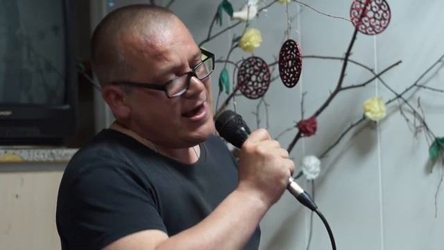 ПРОСТОЙ МАГНИЦКИЙ ПАРЕНЬ МИХАИЛ...ПОЕТ... смотреть онлайн