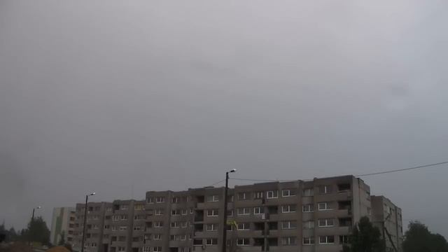 Väga lähedane pilv-maa välk Jõgeva linnas/Very close lightning strike in Estonia 16.07.2015 смотреть онлайн