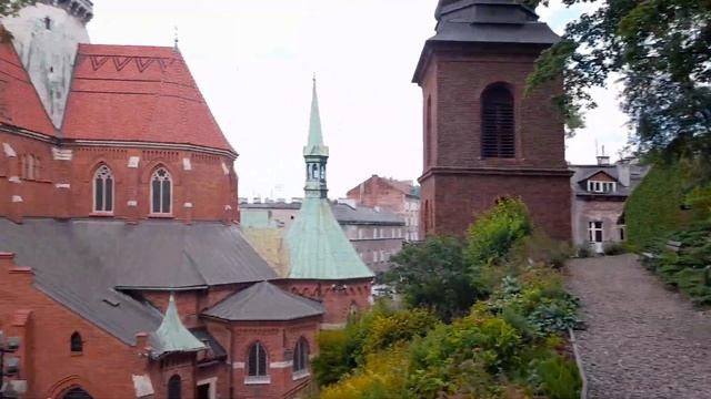 Краков Костел с пешеходной дорожка с статуэтками смотреть онлайн