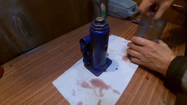 Как прокачать гидравлический домкрат. Замена масла в домкрате. смотреть онлайн