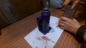 Как прокачать гидравлический домкрат. Замена масла в домкрате.