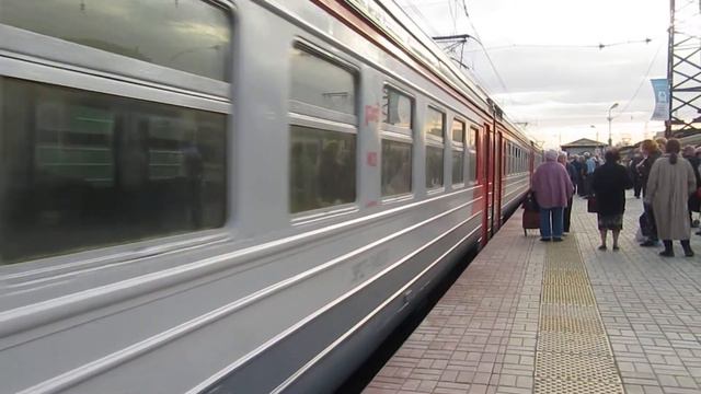 Электропоезд ЭР2Т-7140 станция Нара 1.05.2017 смотреть онлайн