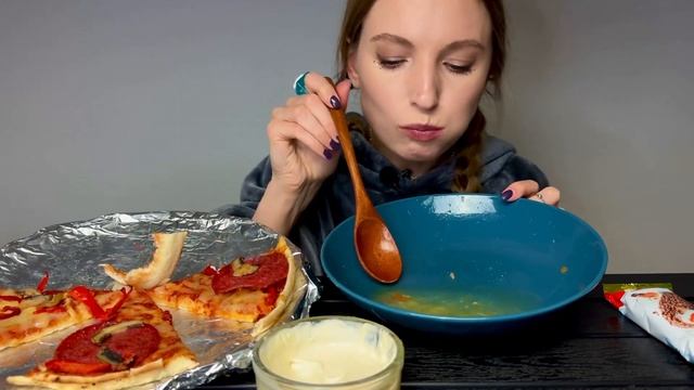 АЛЛЕРГИЯ НА КОСМЕТИКУ | АСИММЕТРИЯ ЛИЦА| МУКБАНГ суп с лососем, пицца с салями , ломтик Kinder