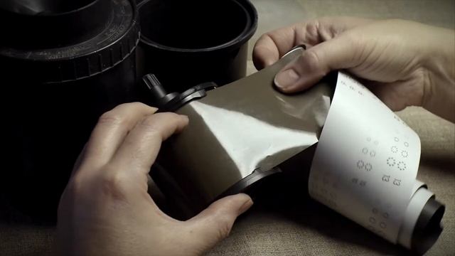 Зарядка широкой плёнки в бачок. 14 Выпуск. Учимся работать с фотоплёнкой. смотреть онлайн