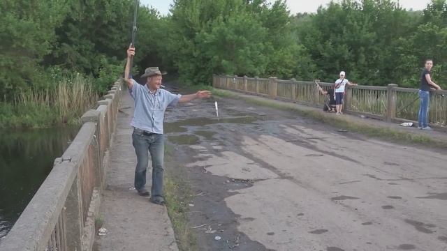 РЫБАЛКА как в АКВАРИУМЕ!!! Видно как берёт крючок! Ловля на ПОПЛАВОК летом смотреть онлайн