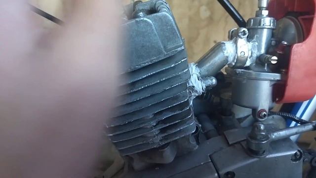 веломотор F50 подсасывает воздух